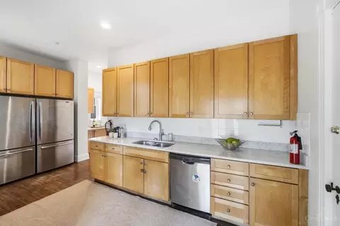Kitchen - 2333 Upland Pl, Cincinnati, OH 45206 photo 3 of 6