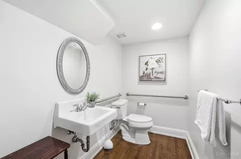 Bath - 2333 Upland Pl, Cincinnati, OH 45206 photo 1 of 10