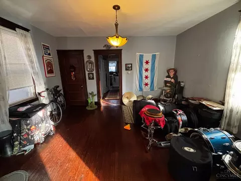 Living - 4110 Jerome Ave, Cincinnati, OH 45223 photo 1 of 2