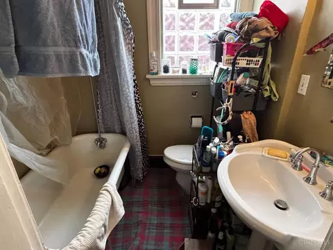 Bath - 4110 Jerome Ave, Cincinnati, OH 45223 photo 1 of 2