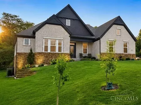8858 Old Farm Dr, West Chester, OH 45069