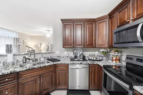 Kitchen - 7464 Bridge Point Dr, Cincinnati, OH 45248 photo 2 of 5