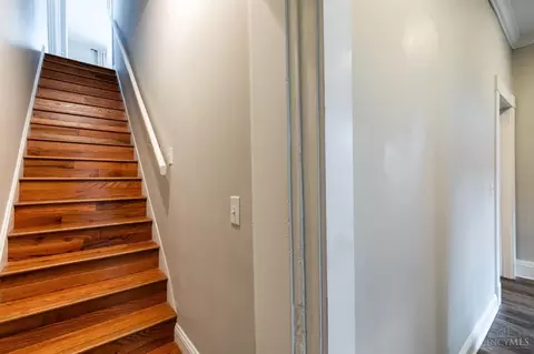 Entry Way - 4313 Beech Hill Ave, Cincinnati, OH 45233 photo 4 of 4