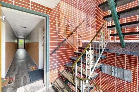 Entry Way - 3331 Parkcrest Ln, Cincinnati, OH 45211 photo 1 of 2