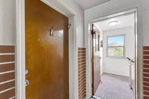 Entry Way - 3331 Parkcrest Ln, Cincinnati, OH 45211 photo 2 of 2