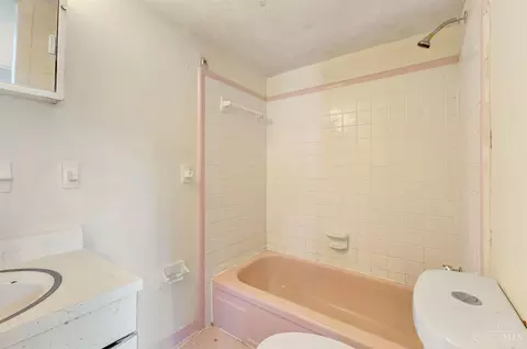 Bath - 3331 Parkcrest Ln, Cincinnati, OH 45211 photo 2 of 3