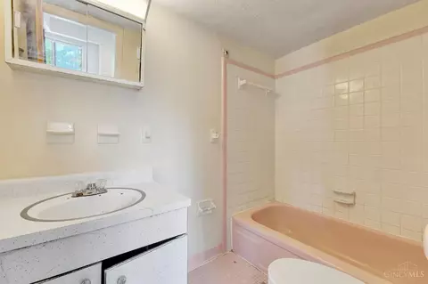 Bath - 3331 Parkcrest Ln, Cincinnati, OH 45211 photo 3 of 3
