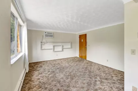 Living - 3331 Parkcrest Ln, Cincinnati, OH 45211 photo 3 of 5