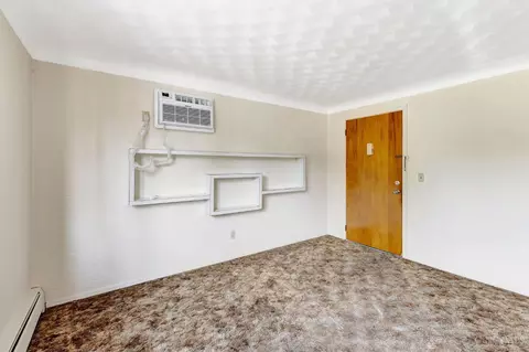 Living - 3331 Parkcrest Ln, Cincinnati, OH 45211 photo 2 of 5