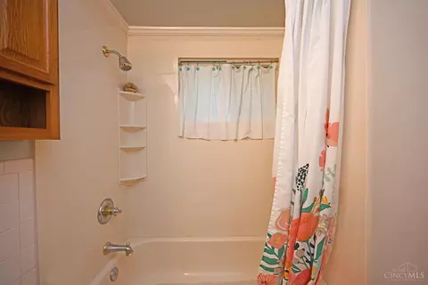 Bath - 1127 Flick Ln, Batavia, OH 45103 photo 2 of 2