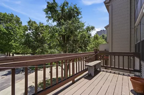 Exterior - 1008 John St, Cincinnati, OH 45203 photo 4 of 5