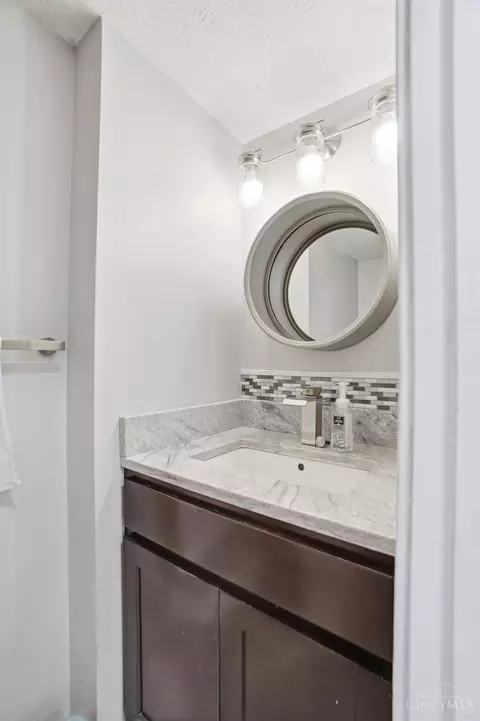 Bath - 1008 John St, Cincinnati, OH 45203 photo 2 of 7