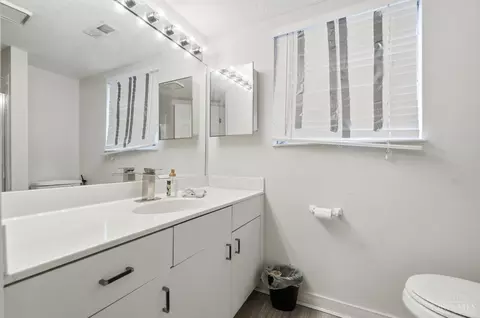 Bath - 1008 John St, Cincinnati, OH 45203 photo 6 of 7