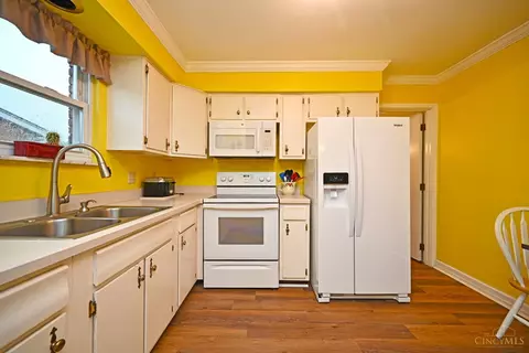 Kitchen - 1925 Fullerton Dr, Cincinnati, OH 45240 photo 3 of 5