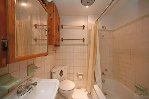 Bath - 1621 Raglan St, Cincinnati, OH 45230 photo 1 of 1