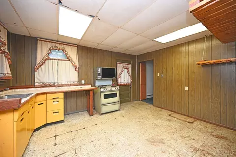 Kitchen - 1621 Raglan St, Cincinnati, OH 45230 photo 4 of 6