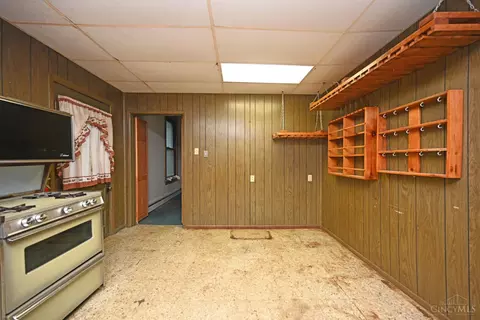 Kitchen - 1621 Raglan St, Cincinnati, OH 45230 photo 5 of 6