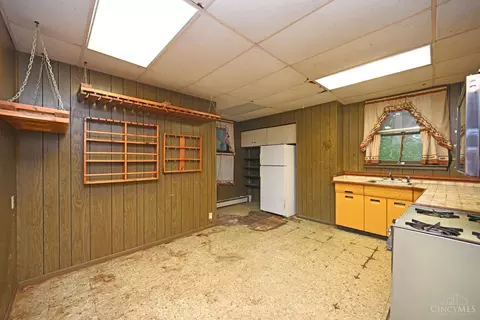 Kitchen - 1621 Raglan St, Cincinnati, OH 45230 photo 1 of 6