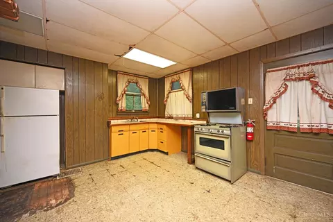 Kitchen - 1621 Raglan St, Cincinnati, OH 45230 photo 3 of 6
