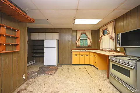 Kitchen - 1621 Raglan St, Cincinnati, OH 45230 photo 2 of 6