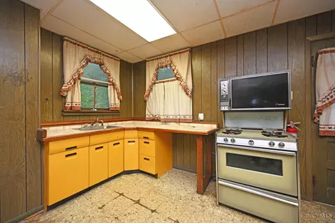 Kitchen - 1621 Raglan St, Cincinnati, OH 45230 photo 6 of 6
