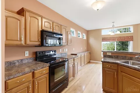 Kitchen - 7886 Bridge Point Dr, Cincinnati, OH 45248 photo 2 of 6