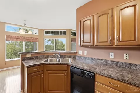 Kitchen - 7886 Bridge Point Dr, Cincinnati, OH 45248 photo 3 of 6