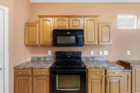 Kitchen - 7886 Bridge Point Dr, Cincinnati, OH 45248 photo 4 of 6