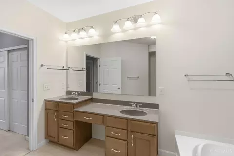 Bath - 7886 Bridge Point Dr, Cincinnati, OH 45248 photo 4 of 5