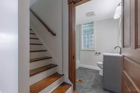 Entry Way - 2728 Silverleaf Ave, Cincinnati, OH 45212 photo 2 of 3
