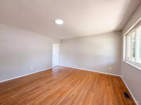 Living - 9707 Wescott Rd, Cincinnati, OH 45231 photo 1 of 4