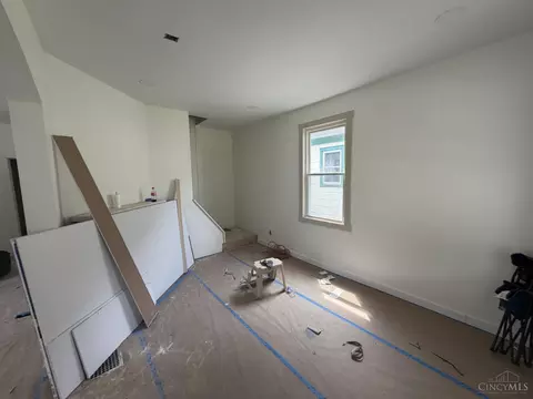 Living - 4334 Watterson St, Cincinnati, OH 45227 photo 2 of 4