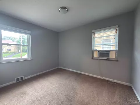 Bedroom - 3249 Werk Rd, Cincinnati, OH 45211 photo 2 of 3
