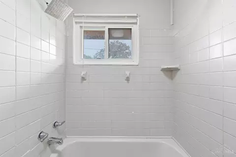 Bath - 9596 Pippin Rd, Cincinnati, OH 45231 photo 3 of 3