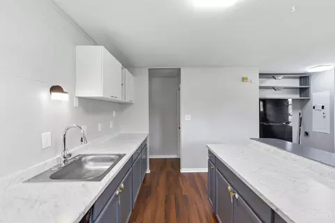 Kitchen - 9596 Pippin Rd, Cincinnati, OH 45231 photo 2 of 4