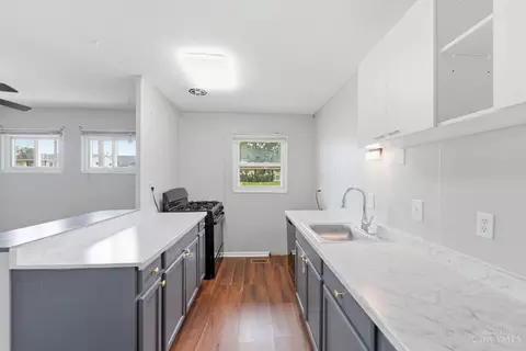 Kitchen - 9596 Pippin Rd, Cincinnati, OH 45231 photo 3 of 4
