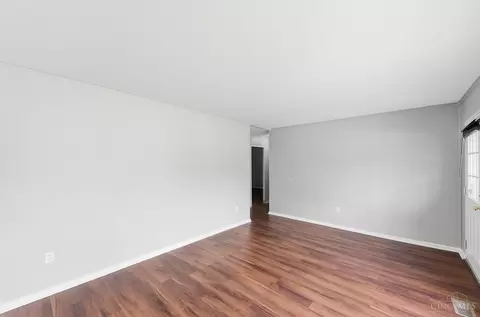 Living - 9596 Pippin Rd, Cincinnati, OH 45231 photo 3 of 4