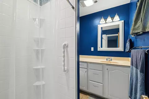 Bath - 263 Deephaven Dr, Cincinnati, OH 45238 photo 1 of 2