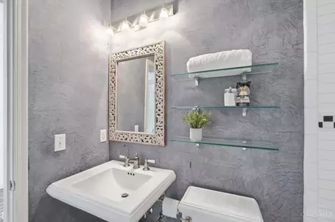 Bath - 1810 Walker St, Cincinnati, OH 45202 photo 3 of 5