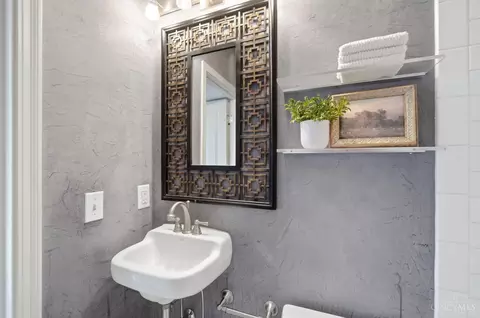 Bath - 1810 Walker St, Cincinnati, OH 45202 photo 5 of 5