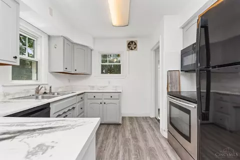 Kitchen - 4077 Mclean Dr, Cincinnati, OH 45255 photo 2 of 3