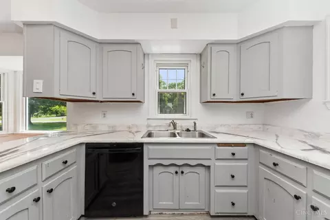 Kitchen - 4077 Mclean Dr, Cincinnati, OH 45255 photo 1 of 3
