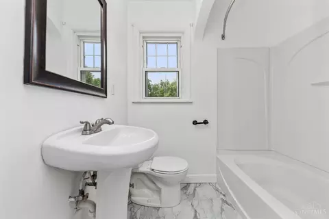 Bath - 4077 Mclean Dr, Cincinnati, OH 45255 photo 1 of 3