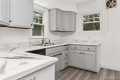 Kitchen - 4077 Mclean Dr, Cincinnati, OH 45255 photo 3 of 3