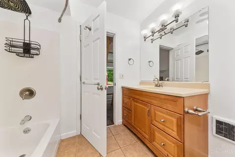Bath - 4077 Mclean Dr, Cincinnati, OH 45255 photo 2 of 3