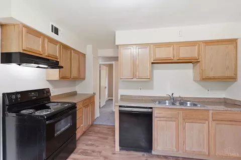 Kitchen - 1694 Ashbrook Dr, Cincinnati, OH 45238 photo 2 of 5
