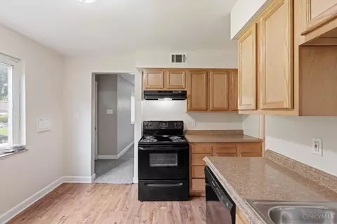 Kitchen - 1694 Ashbrook Dr, Cincinnati, OH 45238 photo 4 of 5