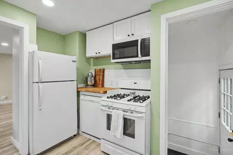Kitchen - 4232 Kugler Mill Rd, Cincinnati, OH 45236 photo 1 of 2