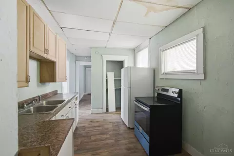Entry Way - 3238 Gilbert Ave, Cincinnati, OH 45207 photo 2 of 4