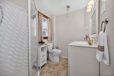 Bath - 560 Delta Ave, Cincinnati, OH 45226 photo 1 of 5